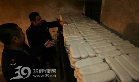 执法人员蹲守3天 端掉年糕黑作坊