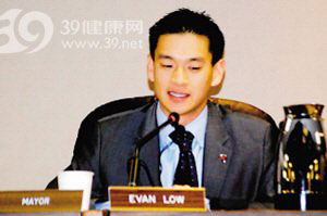 26岁男子成美国最年轻华裔市长 承认是同性恋