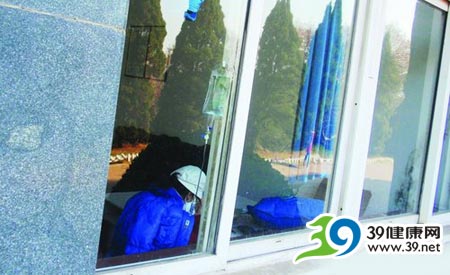 重症女孩携氧气袋进考场 警车开道护送(图)