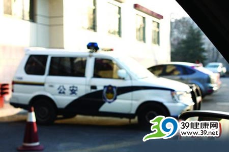 重症女孩携氧气袋进考场 警车开道护送(图)