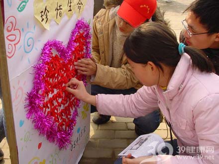 领导人关心艾滋患者感动网民 消除偏见意义重大