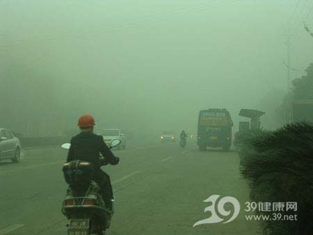天空“灰沉沉”出门戴口罩 霾天对健康危害大