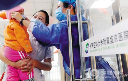 辽宁16个月大甲流重症女婴治愈出院(图)