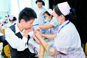 广州众家长被通知携子打疫苗 疑自费疫苗搭车