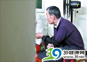 “甲流弃儿”父母接受调查 明显面露悲伤（图）