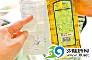 沃尔玛销售过期商品？顾客买到过期油要求赔偿