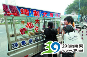 广州“天津大麻花”成本几元卖百元 与脏衣服混装