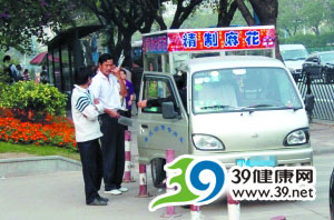 广州“天津大麻花”成本几元卖百元 与脏衣服混装