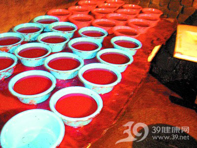 恶心！黑作坊用不明液体调制猪血块(组图)