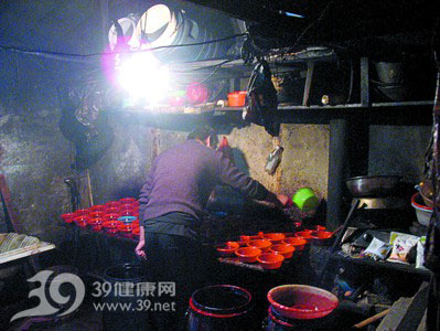 恶心！黑作坊用不明液体调制猪血块(组图)