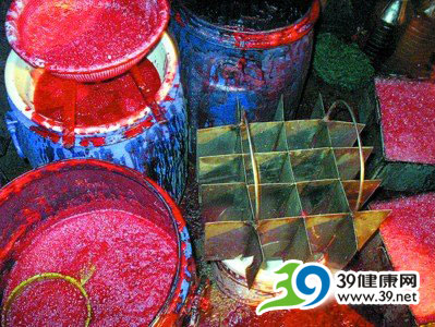 恶心！黑作坊用不明液体调制猪血块(组图)