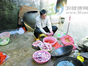 “喷香”鸭头 染色佐料煮出来(组图)