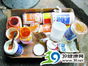 “喷香”鸭头 染色佐料煮出来(组图)