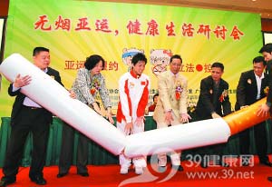 钟南山：医生老师和政府官员要做戒烟表率