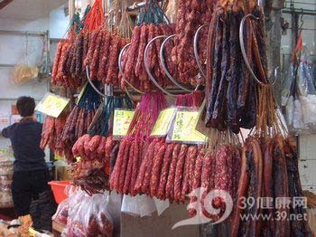 业内人士曝腊肠肠肉和肠衣猫腻 猪肉掺牛肉香料