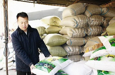 黑作坊无证加工“黑“瓜子