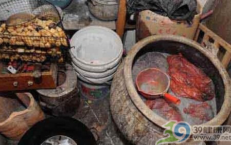 工商查处臭豆腐黑作坊 竟遭报警称