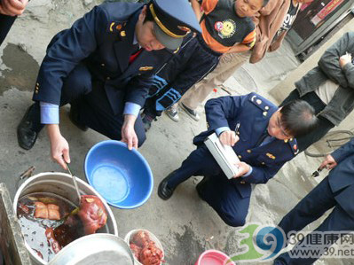 黑心老板用火碱加工熟肉