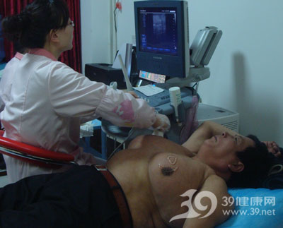 半百男子乳房重达10余斤 手术拿掉“胸器”