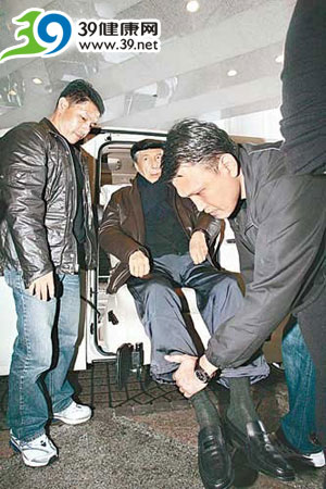 赌王何鸿燊精神奕奕吃饭哄爱妻