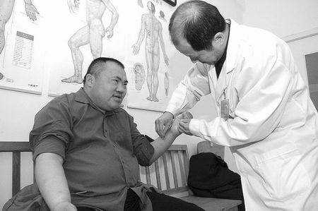 怪病男子喝液化气上瘾 被锁在笼子达5年