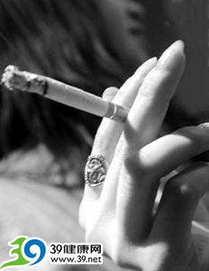 女性长期大量吸烟可致容貌提前衰老