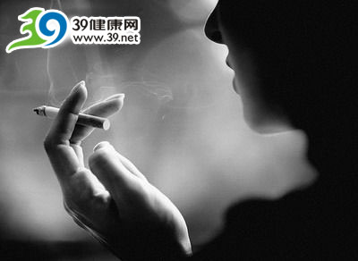 男子过度抽烟不重视得牙周病