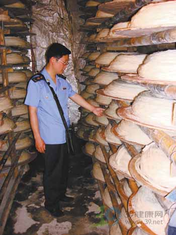 曝光米线黑作坊 苍蝇污水脏不忍睹