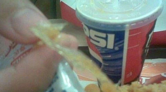 恶心！网友爆吃KFC吃出避孕套