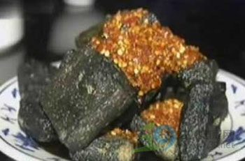 曝光小贩用大便制作臭豆腐全过程！