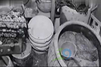 曝光小贩用大便制作臭豆腐全过程！