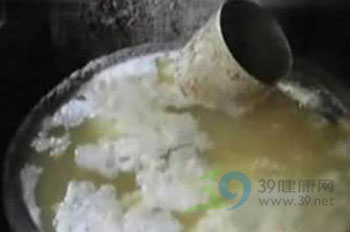 曝光小贩用大便制作臭豆腐全过程！