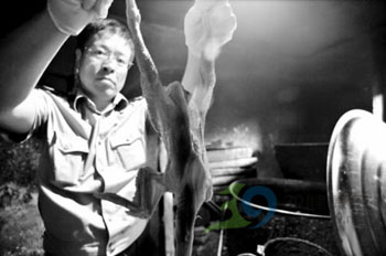 黑窝点熏病死鸡 用“料”十足