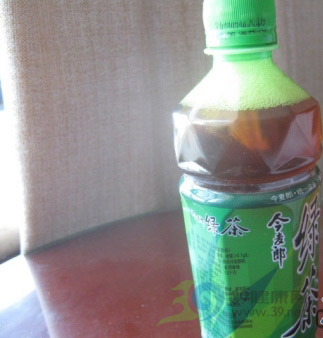 今麦郎绿茶中惊现黑色脏物