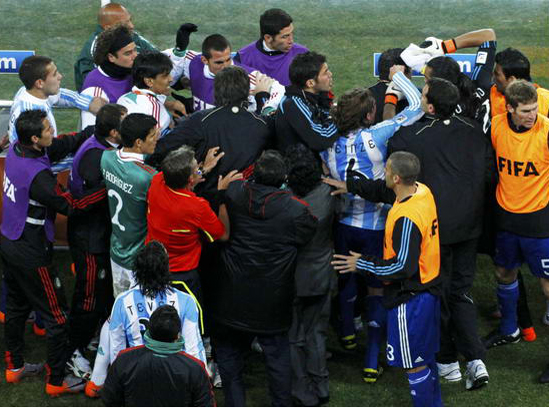 阿根廷墨西哥对决 裁判误判遭围攻