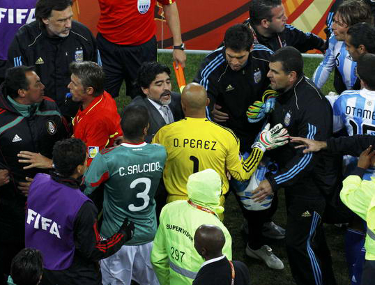 阿根廷墨西哥对决 裁判误判遭围攻