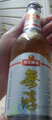 黑新闻：珠江啤酒惊现菇状异物 质量堪忧