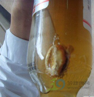 黑新闻：珠江啤酒惊现菇状异物 质量堪忧