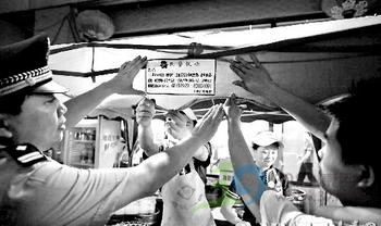 黑新闻:民警夜查取缔多家露天餐饮场所