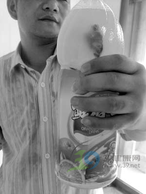 异物“游”小黑子鲜橙多 喝后拉稀