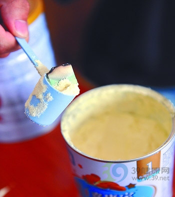 黑新闻：吓人！雅培奶粉里藏烧过“蚊香片”