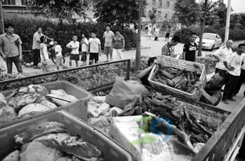 黑新闻：光鲜腊肉背后：注水猪肉熏好放厕所