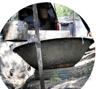 黑新闻：黑工厂潲水油勾兑棕油卖到小餐馆