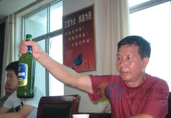 黑新闻：赣泉啤酒游虫子 六旬老汉索赔八万