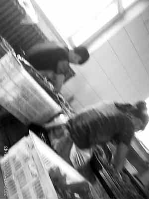 黑新闻：非法作坊生产零食加罂粟籽 全销往学校周边