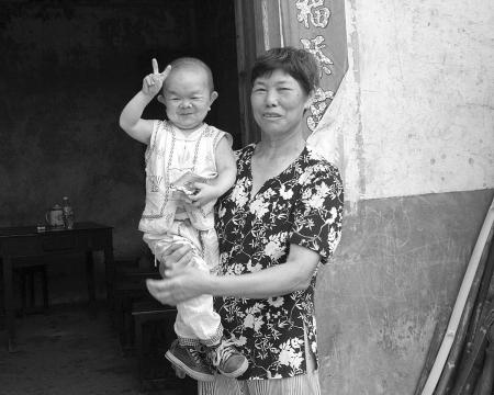 40岁男子身高仅76厘米 常在母亲怀里撒娇(图)