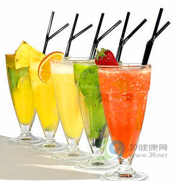 黑新闻：“鲜榨果汁”暗箱制作难保质