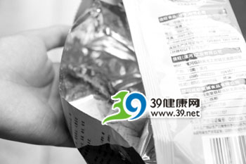 黑新闻：惊！买袋锅巴竟吃出只死耗子