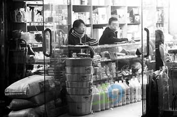 黑新闻：美发店用3分钱洗发水“处理”秀发