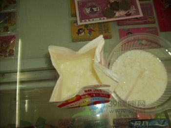 黑新闻：维记牛奶——保质期内不保质!
